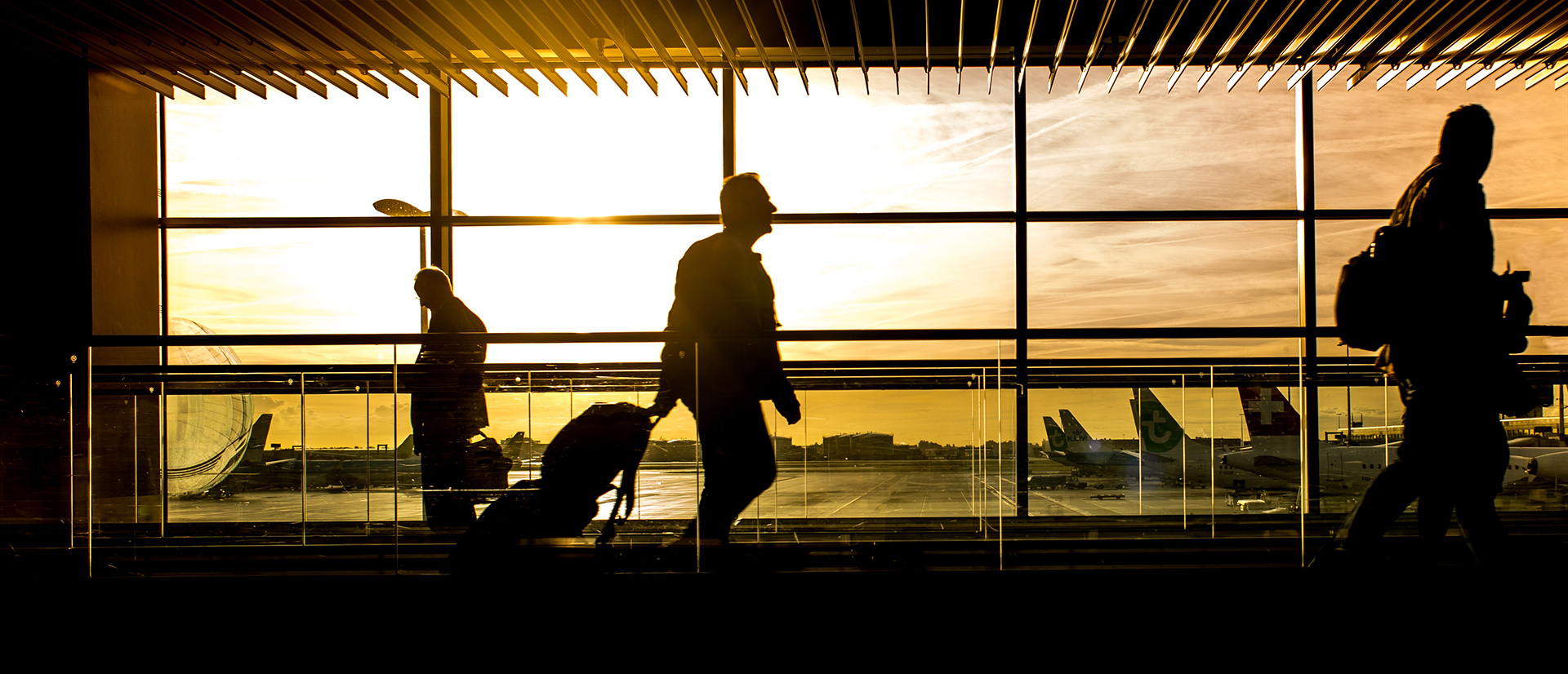 airport-dawn-travelers